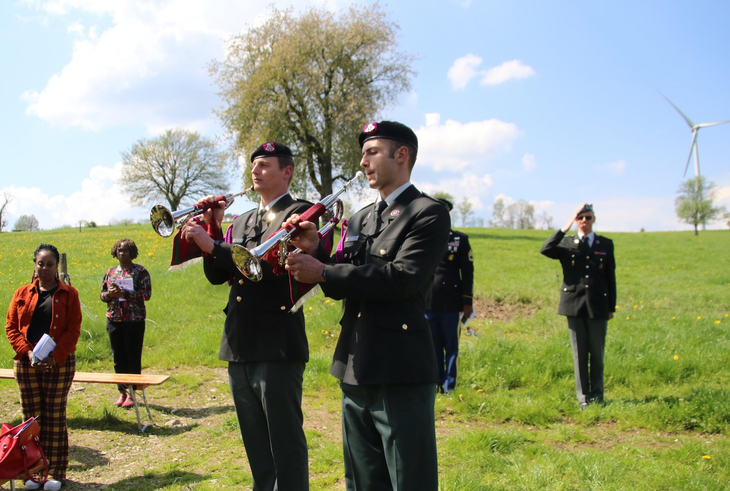 Soldaten auf Kuhwiese in Wereth