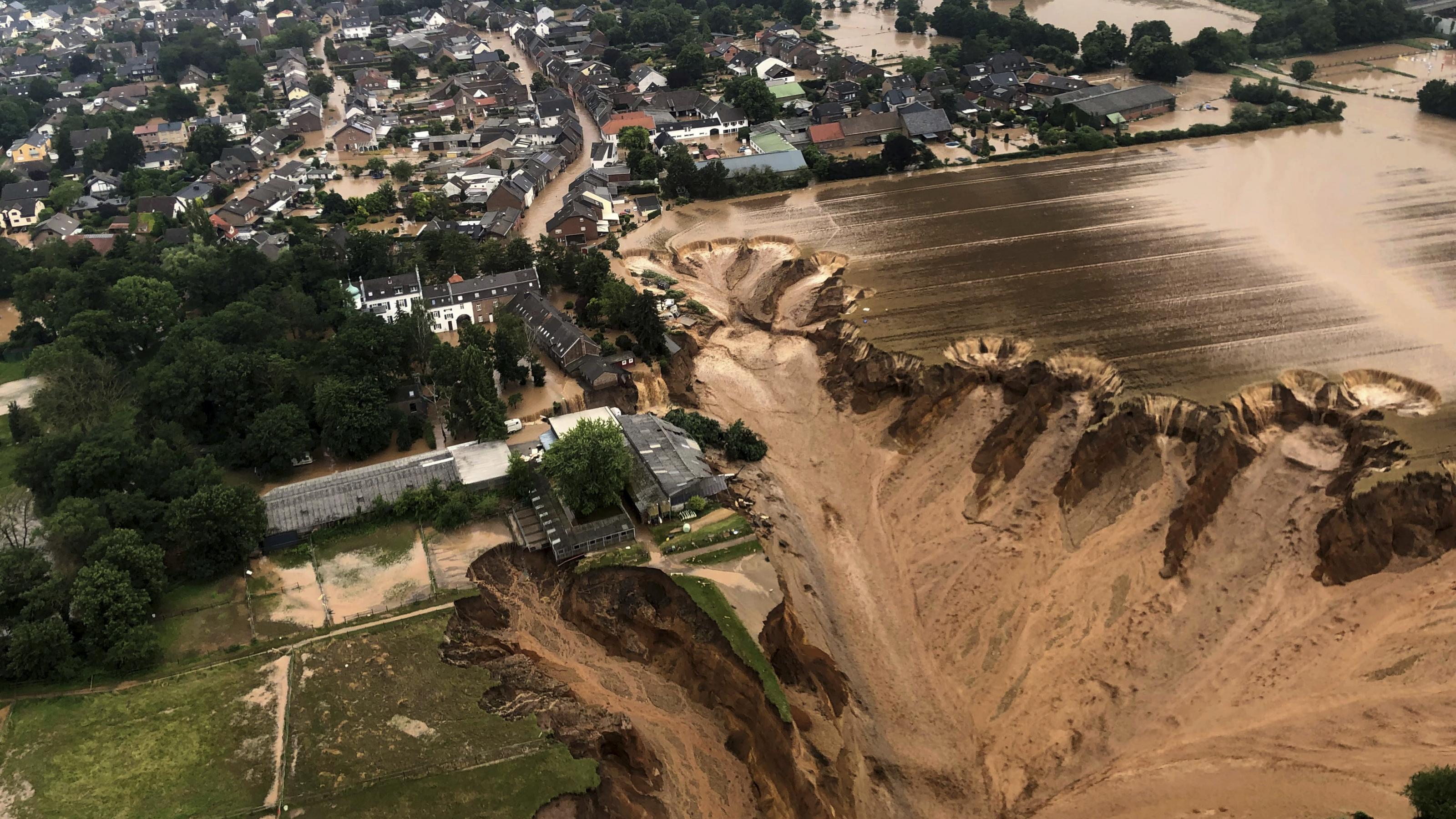 Mehrere Häuser stürzten in Blessem-Erftstadt ein, nachdem eine Kiesgrube den Wassermassen nach Starkregen nicht standhalten konnte.