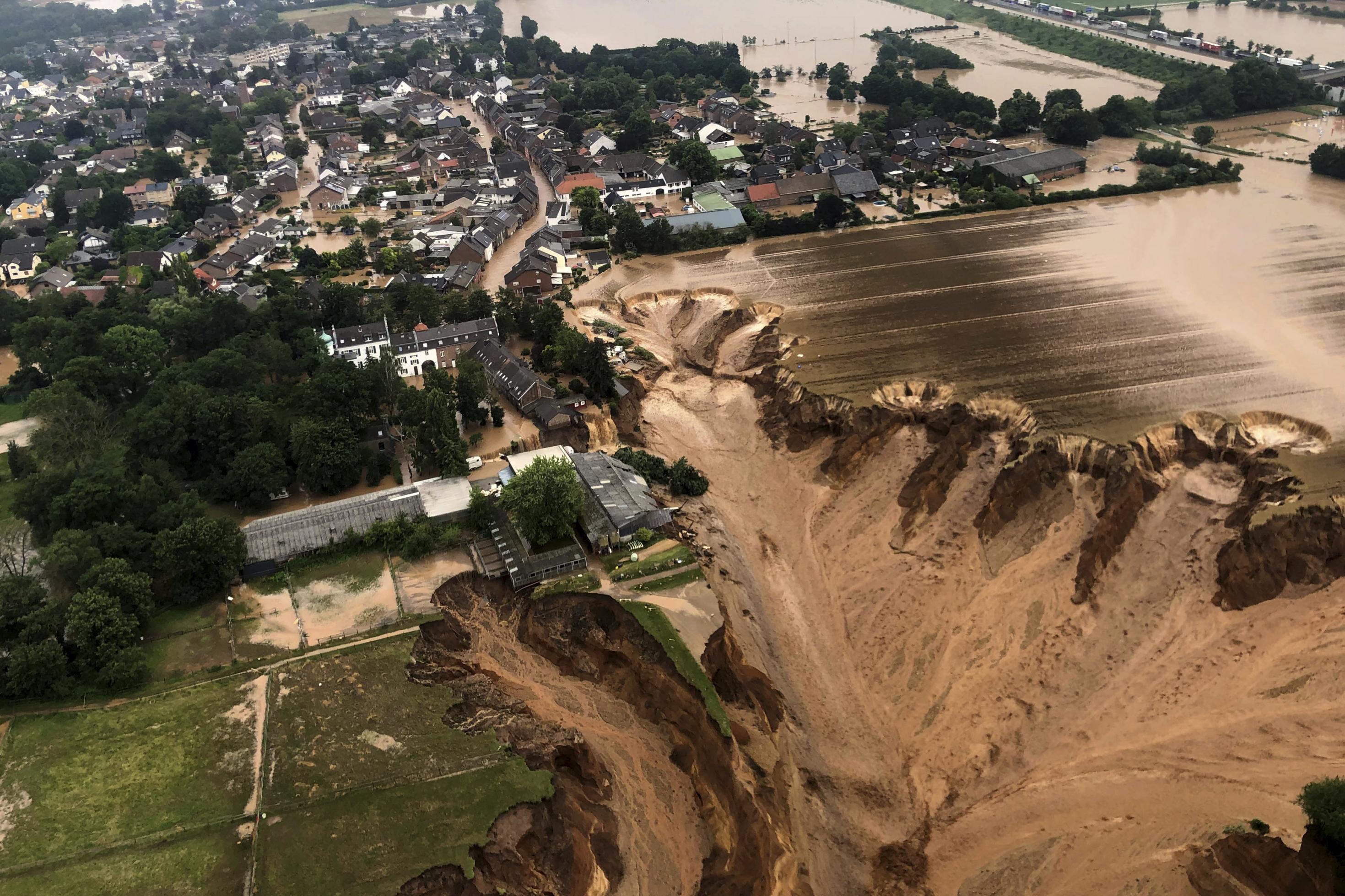 Mehrere Häuser stürzten in Blessem-Erftstadt ein, nachdem eine Kiesgrube den Wassermassen nach Starkregen nicht standhalten konnte.
