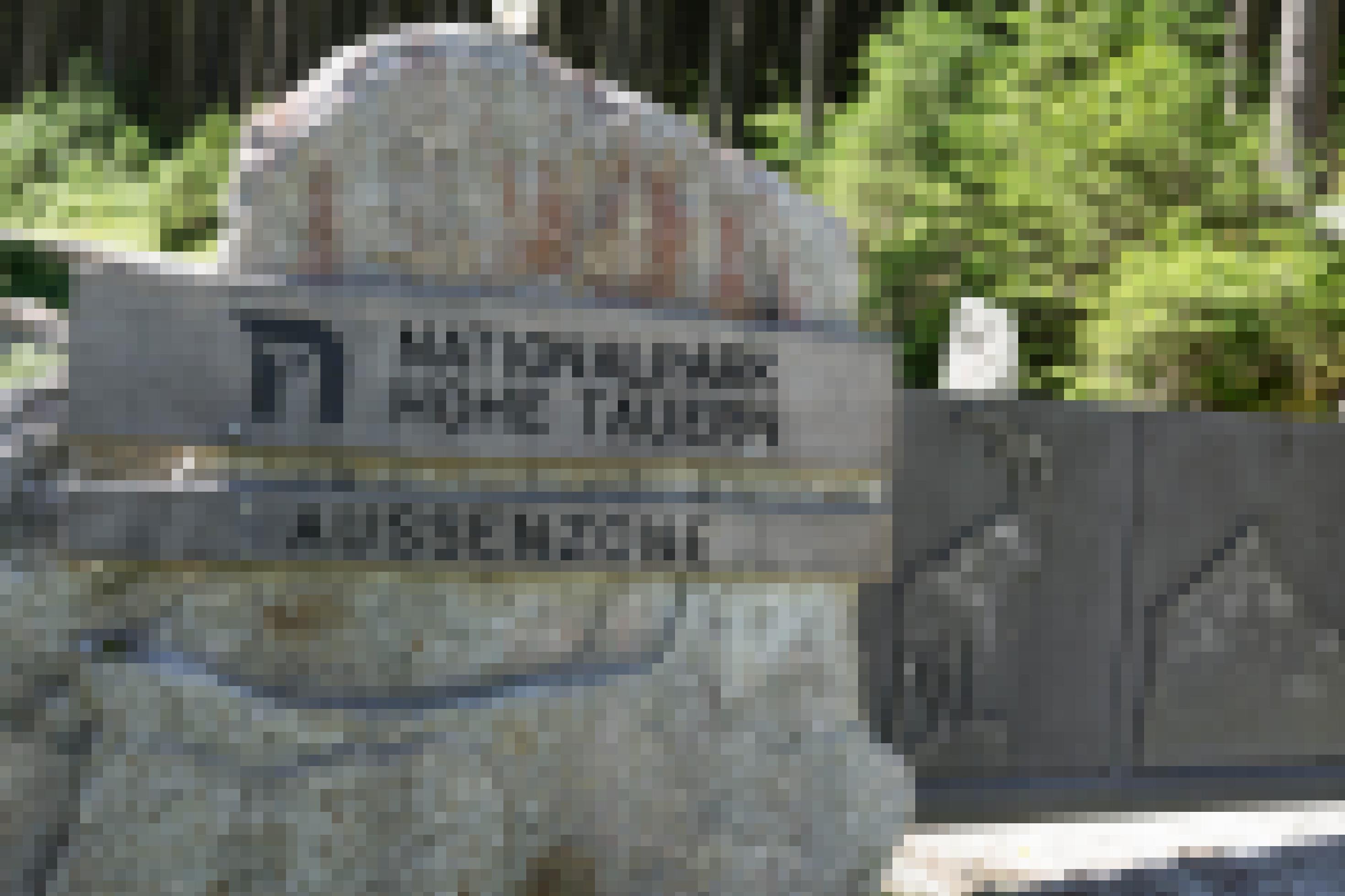 Massives Tor mit Schild  mit Aufschrift: Nationalpark Hohe Tauern Aussenzone.