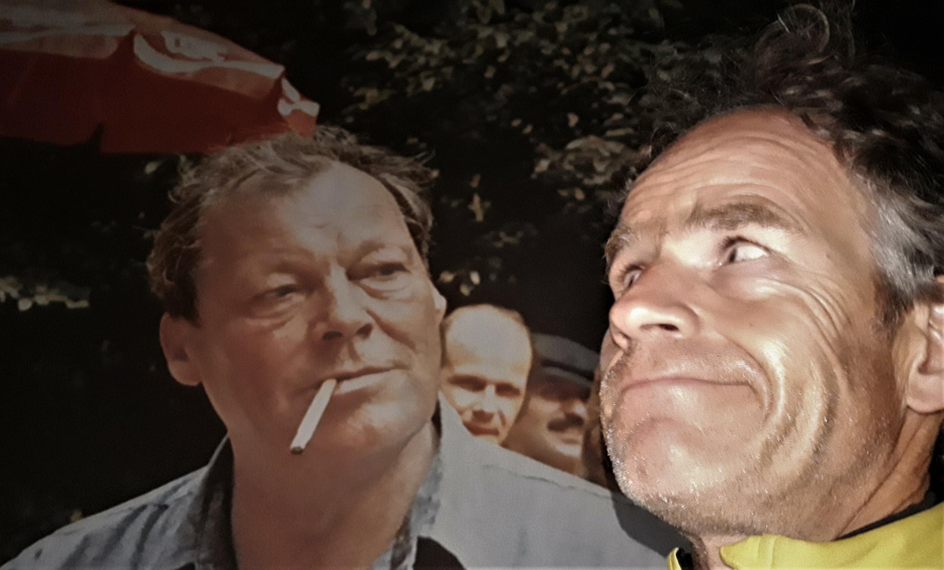 Der 63-jährige Willy Brandt mit Gitarre und Zigarette im Freien; davor der 53-jährige Autor Martin C Roos.