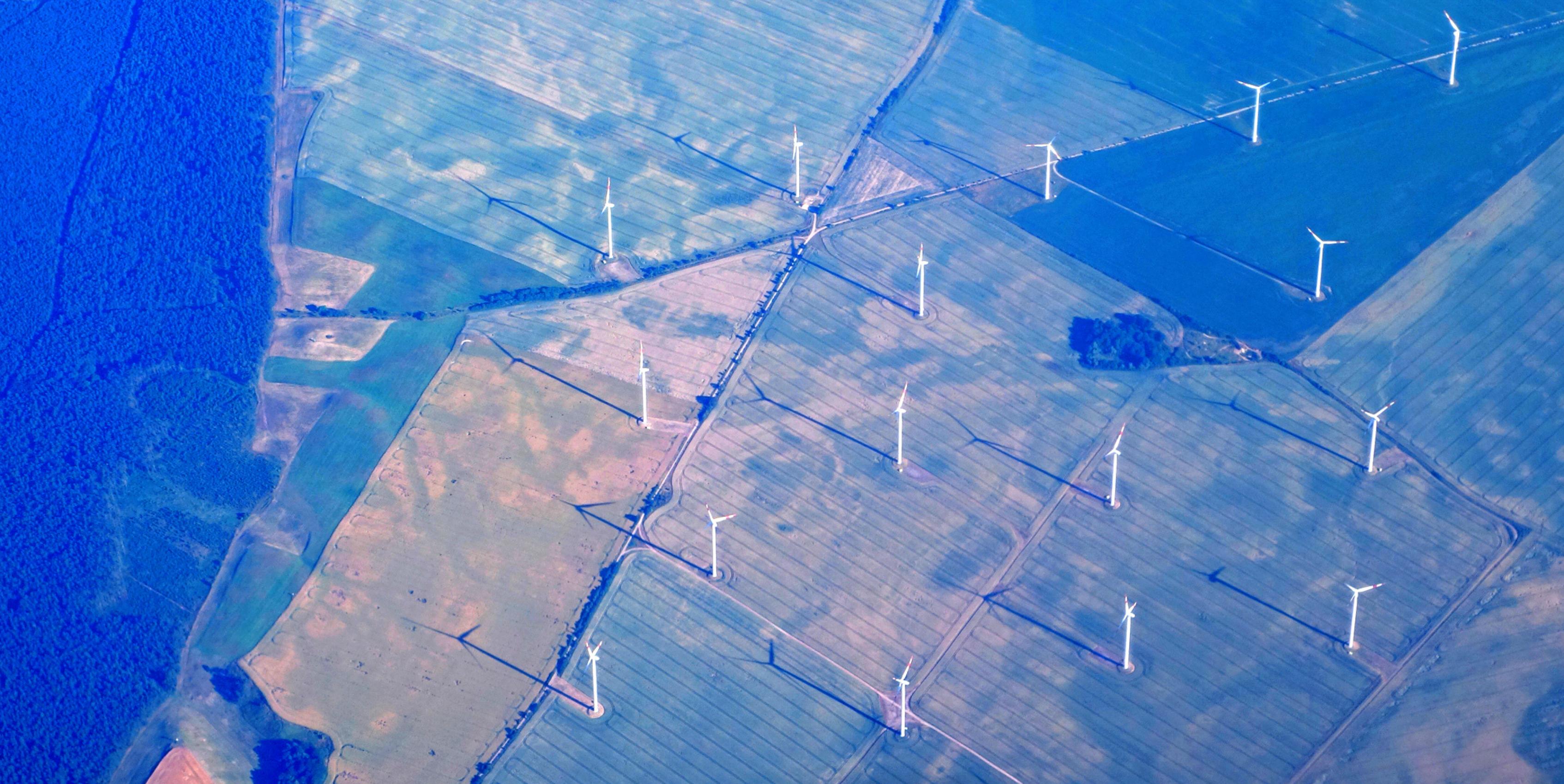 Windräder und Waldlandschaft aus der Luft von oben fotografiert