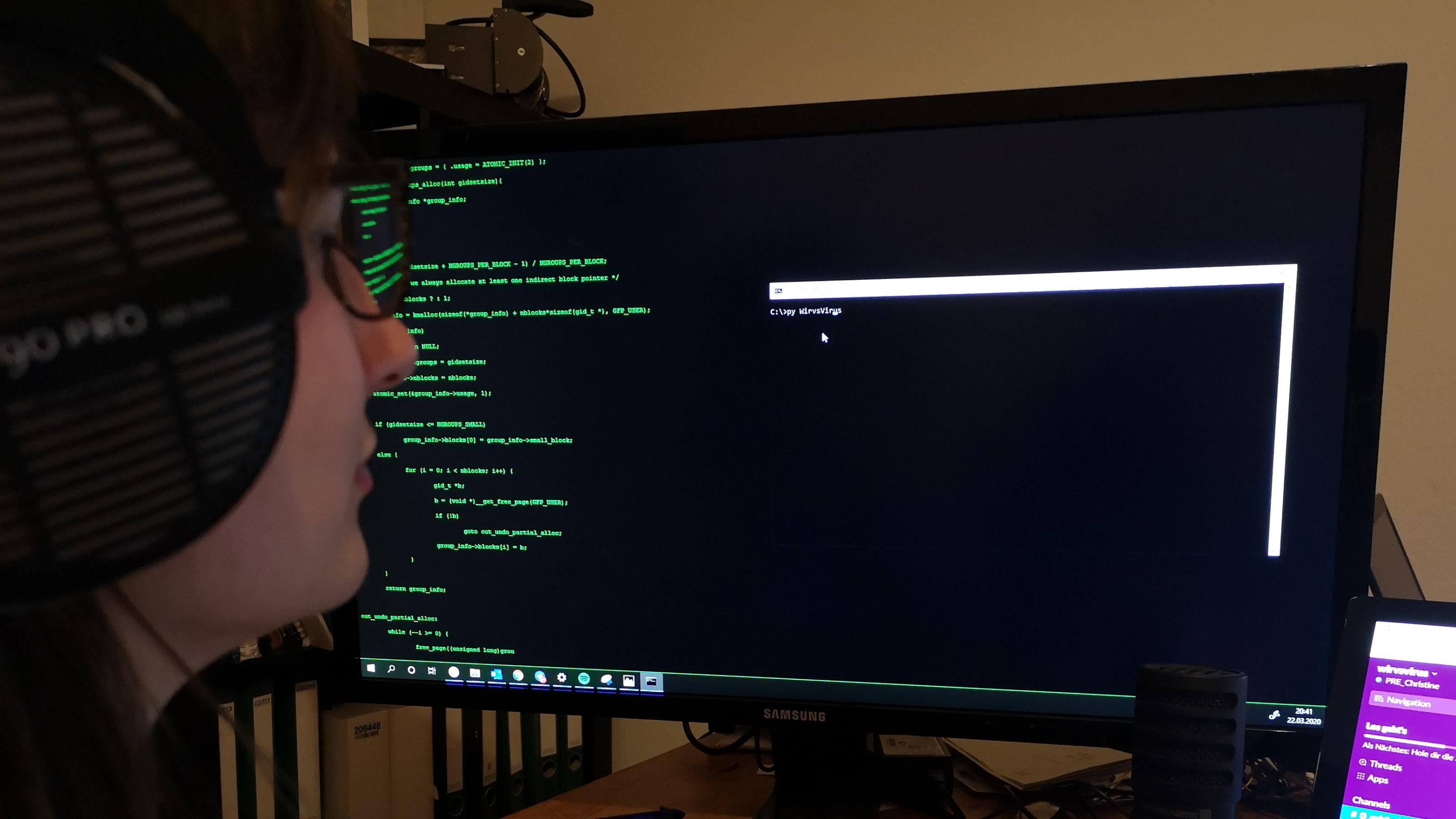 Eine Frau schreibt Code auf einem Computer-Bildschirm beim WirvsVirus Hackathon.