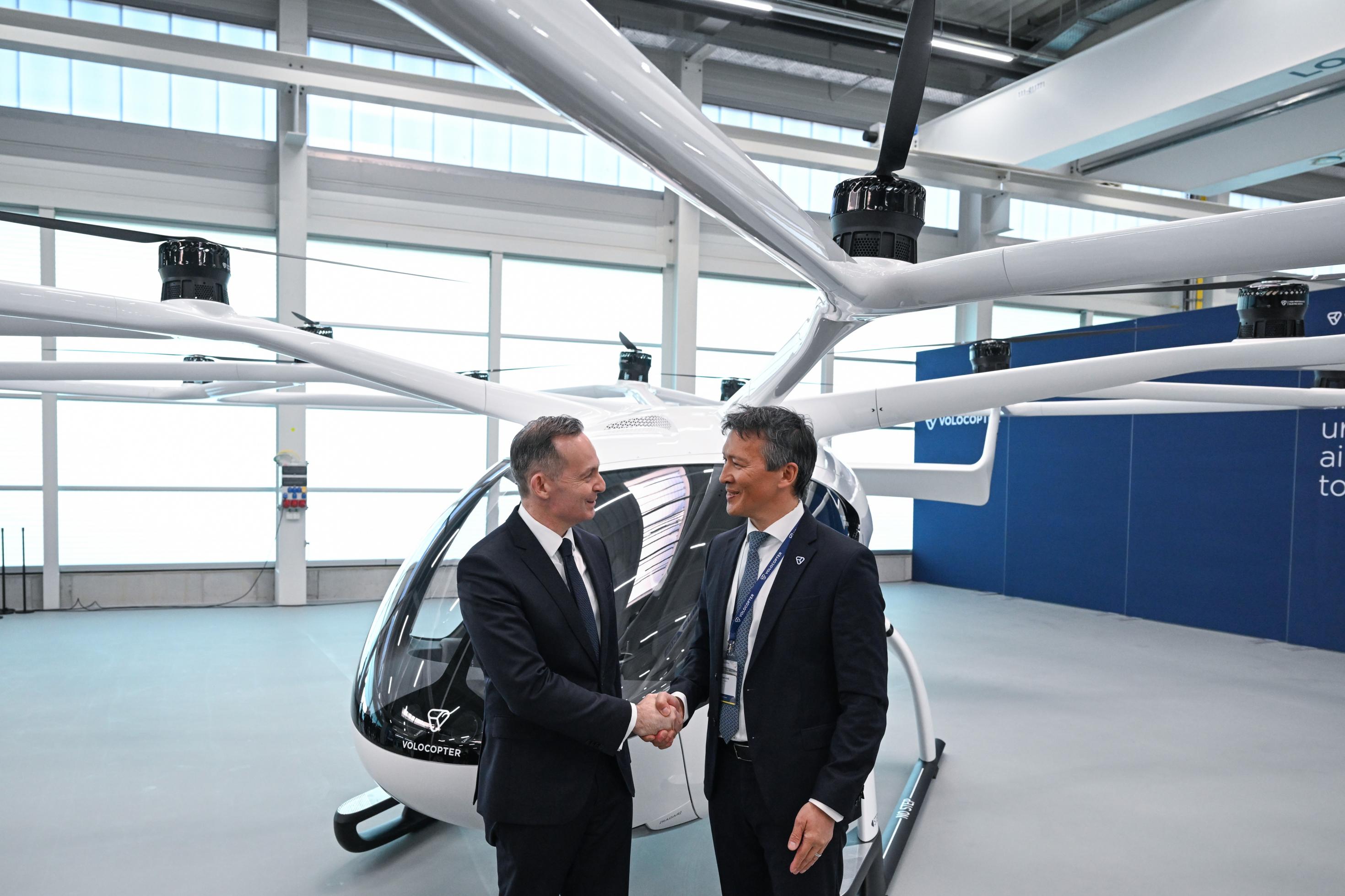 Volker Wissing (FDP, l), Bundesminister für Verkehr und Digitales, und Dirk Hoke ®, Geschäftsführer von Volocopter, schütteln sich bei der Eröffnung eines Hangars für elektrisch angetriebene Flugtaxen Volocopter die Hände.