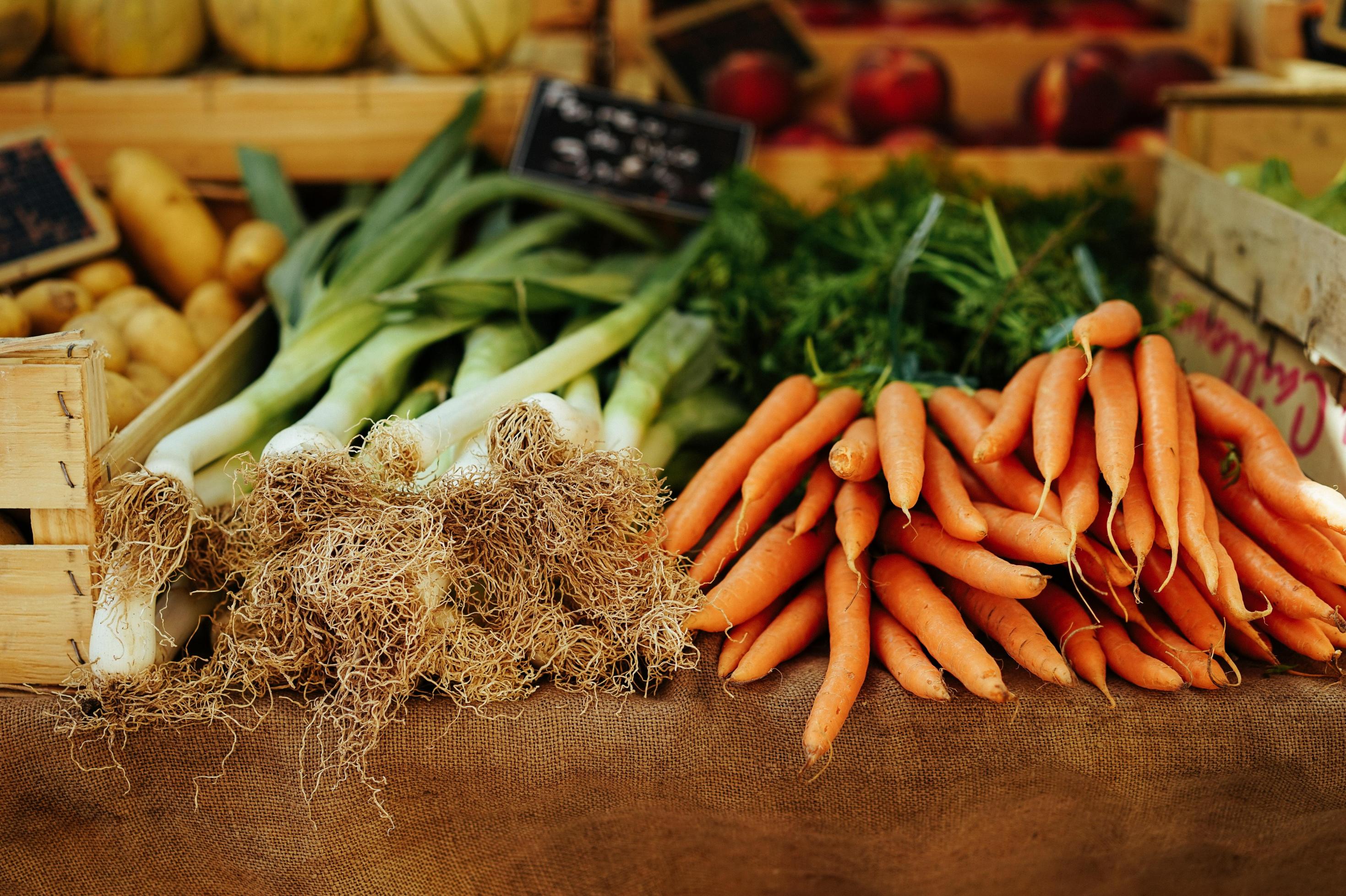 Lauch und Karotten liegen auf einem Wochenmarkt aus. Sogenannte alte Obst- oder Gemüsesorten haben viele gesundheitliche Vorteile verglichen mit konventionellen Züchtungen.