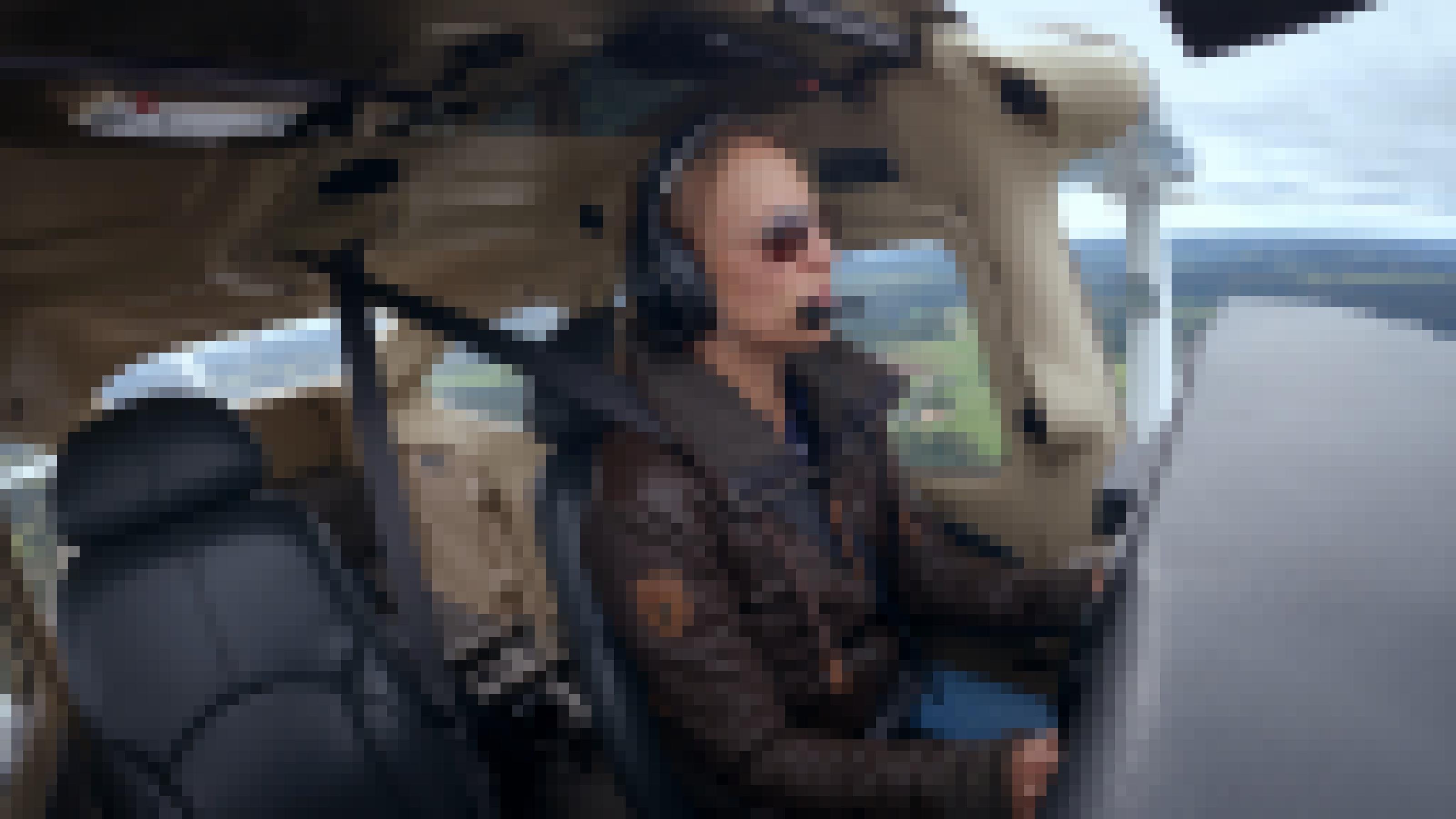 Foto zeigt die Pilotin Julia Rexrodt. Sie fliegt regelmäßig in Gewitterwolken, um sie mit Silberjodid zu „impfen“ und so am Boden Hagelschäden zu vermeide. Wissenschaftlich ist die Wirksamkeit der Methode nicht belegt.