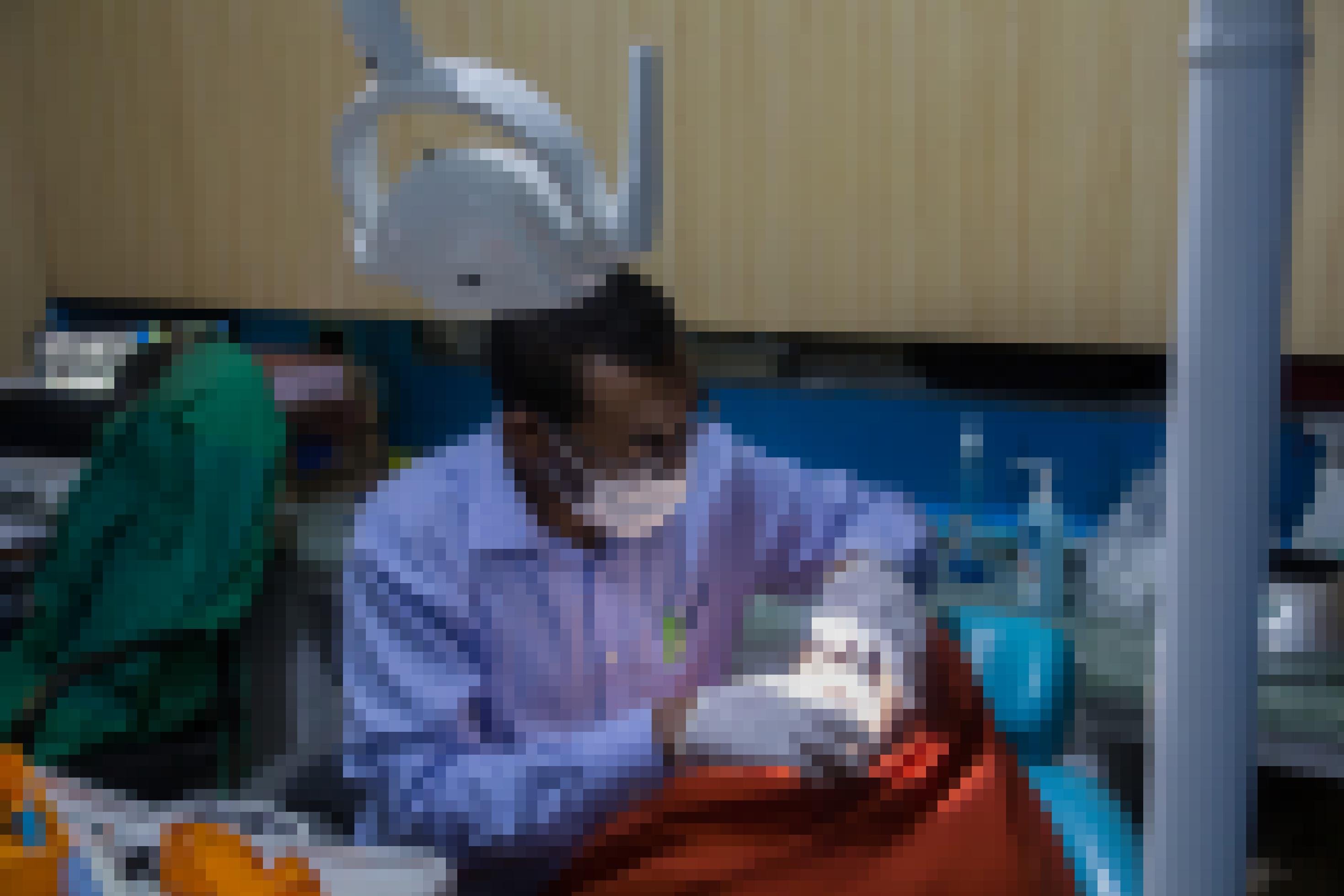 Ein Zahnarzt behandelt gerade eine Patientin.