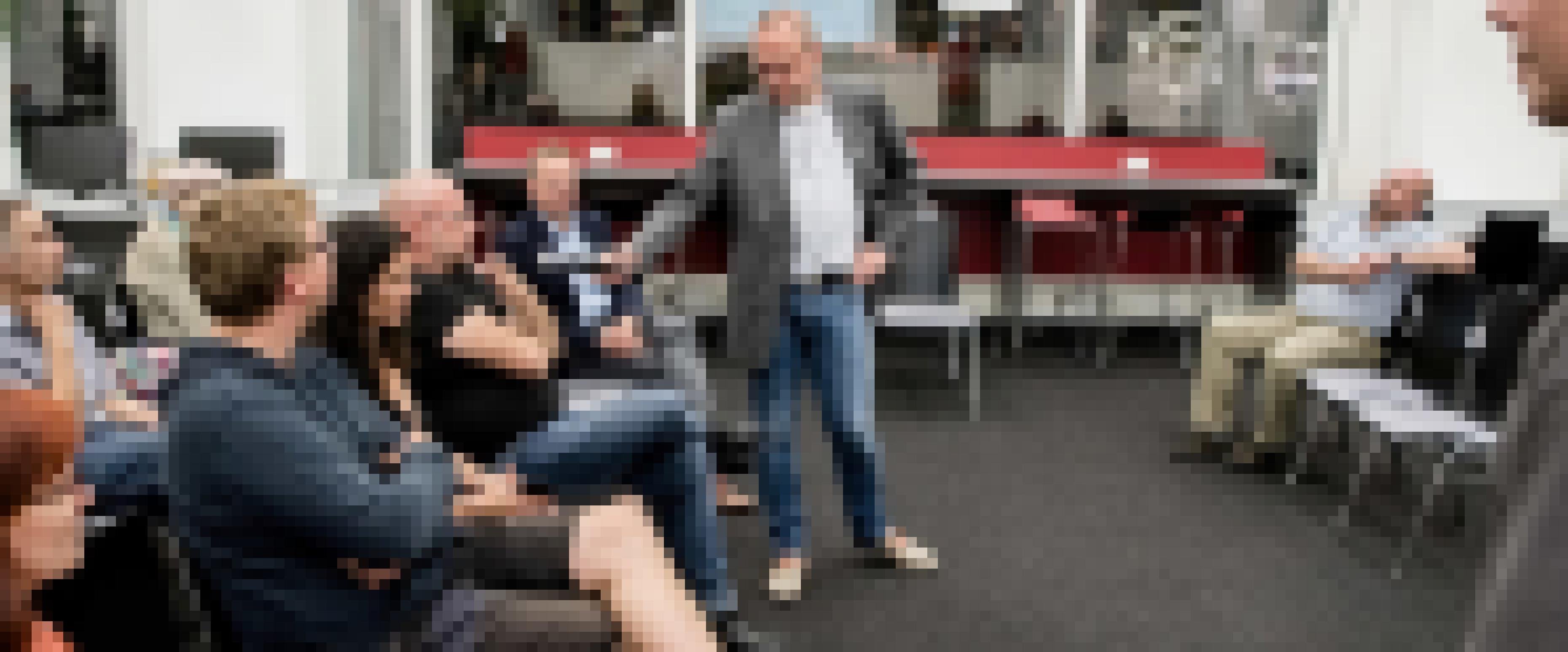 Publikum und Moderator bei der Debatte der Zukunftsreporter in der Bibliothek Düsseldorf