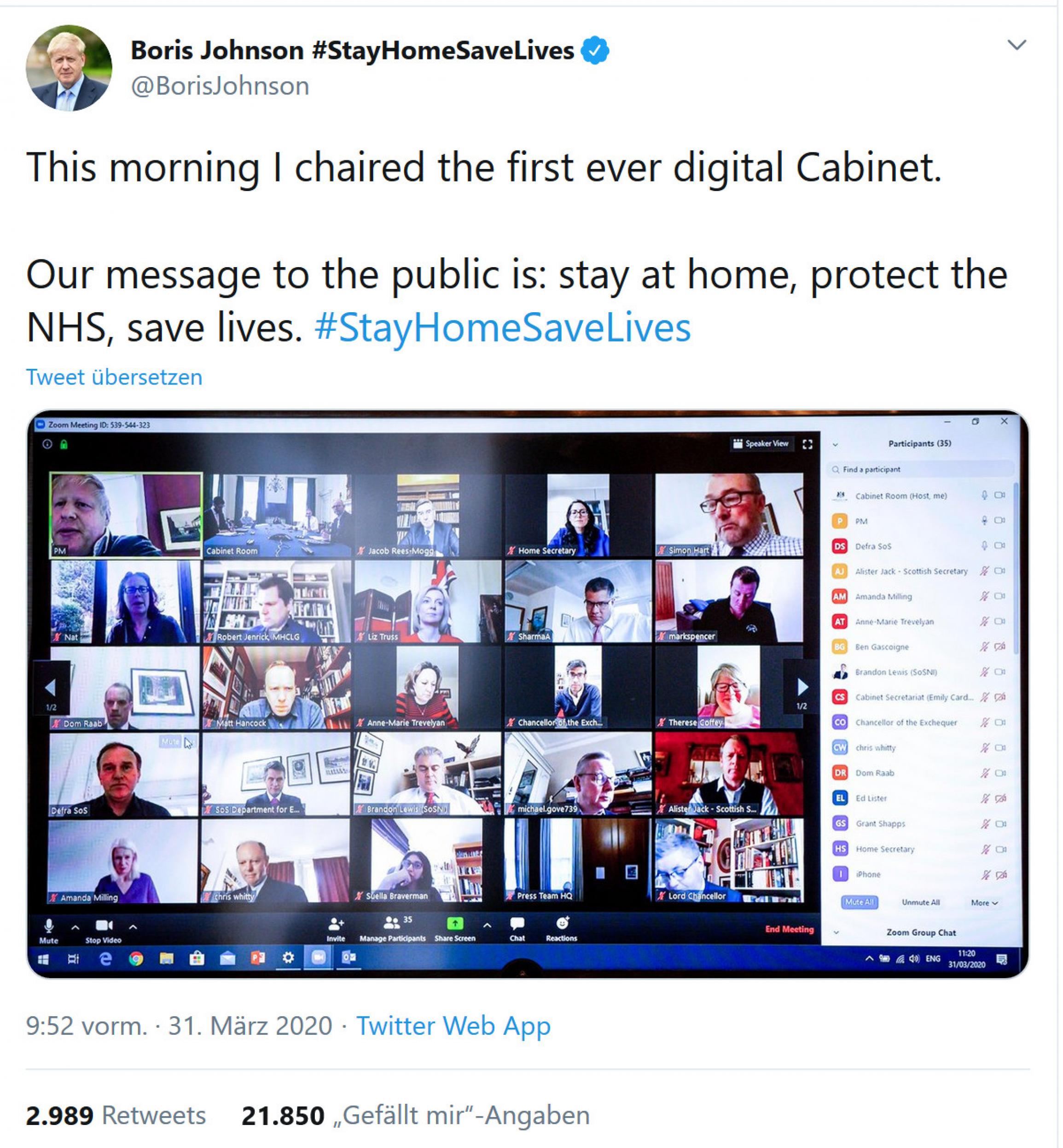 Screenshot eines Twitter-Posts von Boris Johnson. Text: This morning I chaired the first ever digital Cabinet. Our message to the public is: stay at home, protect the NHS, save lives. #StayHomeSaveLives. Darunter ein Screenshot von seinem Computerbildschirm, auf dem die Mitglieder des britischen Kabinetts im Video-Chat-Tool „Zoom“ zu sehen sind.