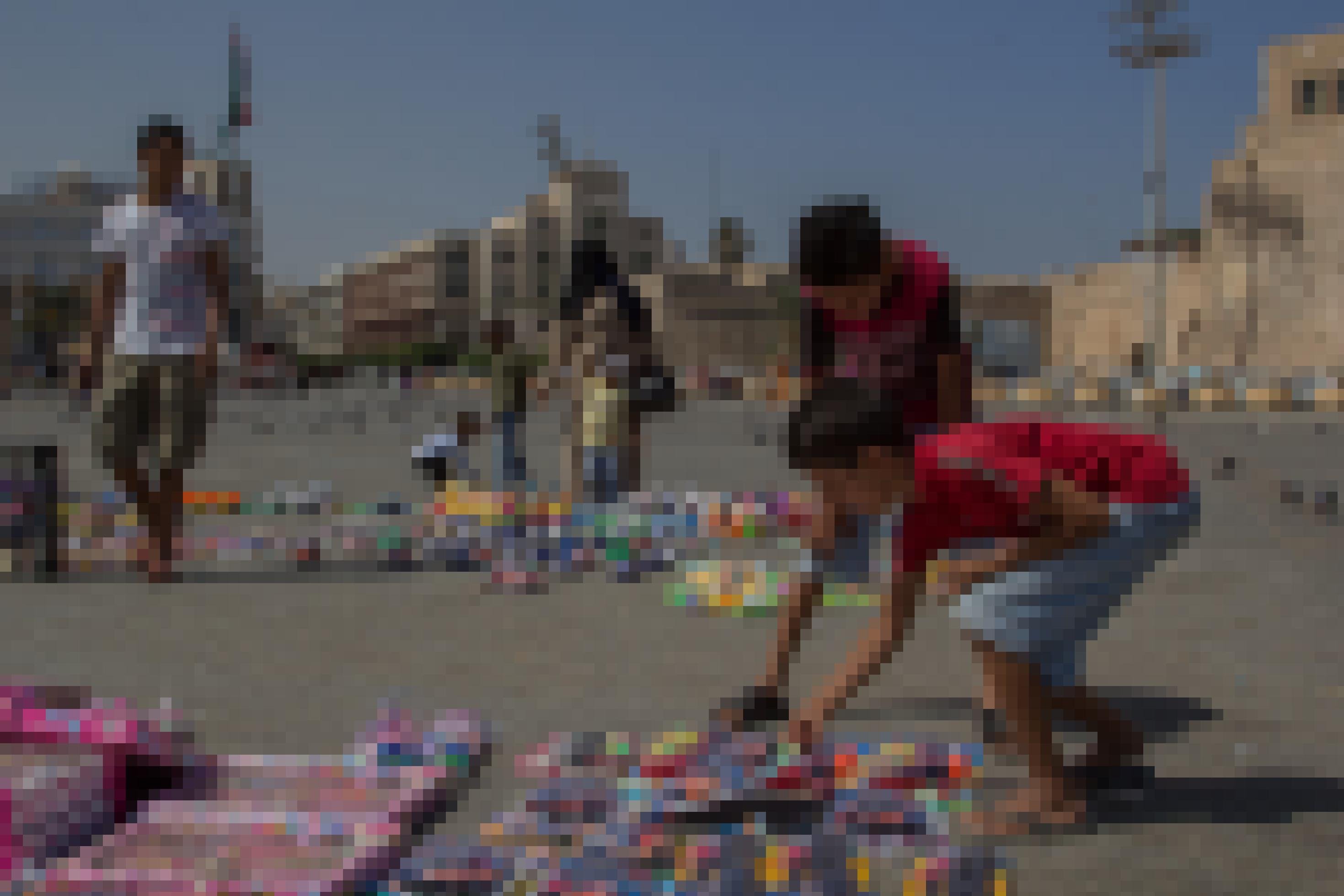 Auf dem zentralen Platz in der libyschen Hauptstadt Tripolis suchen sich zwei Jungen ihre Spielzeugwaffen aus.